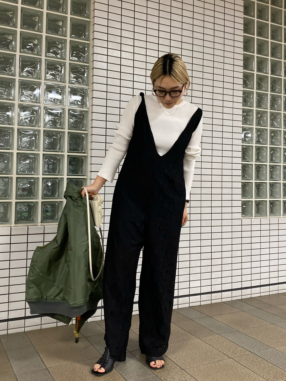 「春コーデ、おでかけコーデ、春先取り、レース、ベスト、レイヤードスタイル、MA-1、メガネ女子、サロペット、リブニット、カーディガン、パンツスタイル、大人コーデ、シンプルスタイル、カジュアルコーデ」|「CAPRICIEUX LE'MAGEのサンダルブーツ(サンダル、ブラック系)」を使った、yabu_lemageさん(レディース・162cm)の冬コーディネートの4枚目の写真