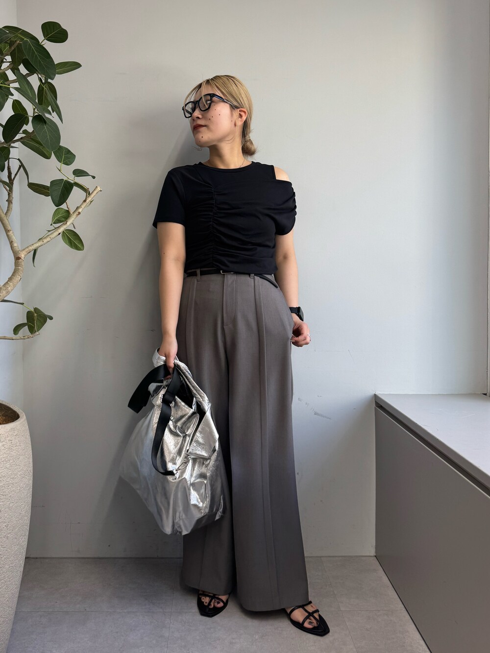 シルバー系のショルダーバッグ、グレー系のその他パンツ、ブラック系のTシャツ/カットソーを着用したレディースの春コーディネートの2枚目の写真