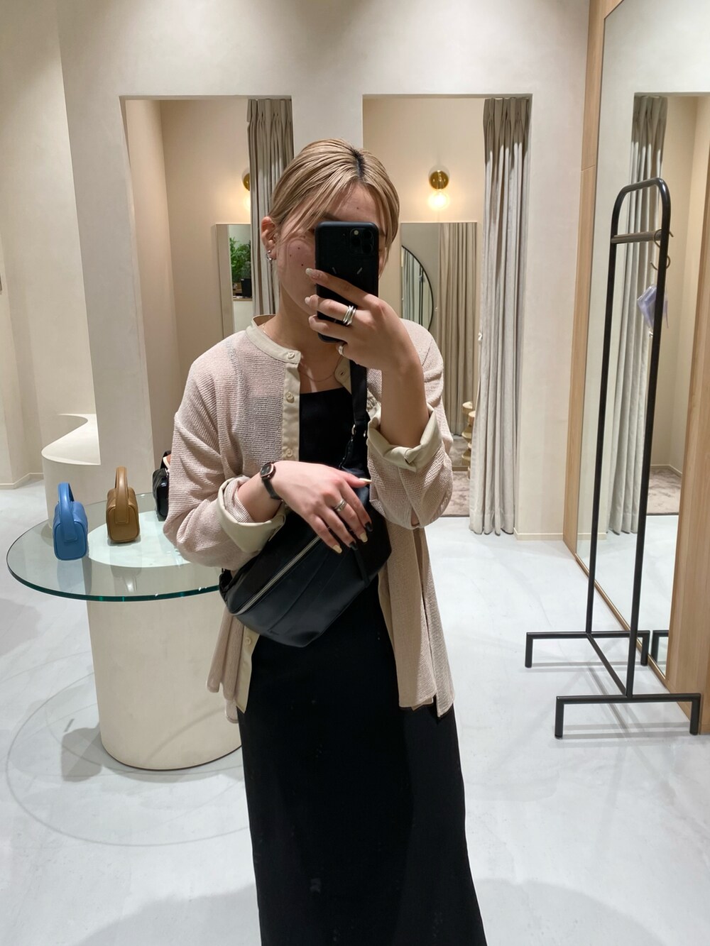 ブラック系のボディバッグ/ウエストポーチ、ブラック系のワンピース/ドレスを着用したレディースの夏コーディネートの2枚目の写真