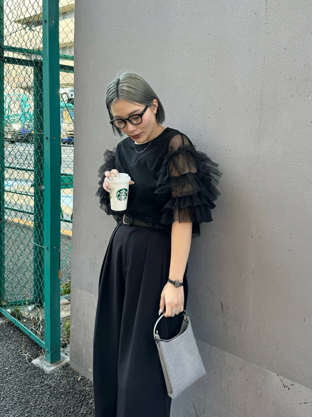 ブラック系のサンダル、ブラック系のその他パンツ、グレー系のショルダーバッグを着用したレディースの春コーディネートの2枚目の写真