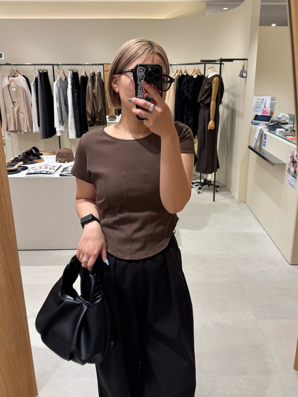 ブラウン系のTシャツ/カットソー、ブラック系のショルダーバッグ、ブラック系のその他パンツを着用したレディースの春コーディネートの3枚目の写真