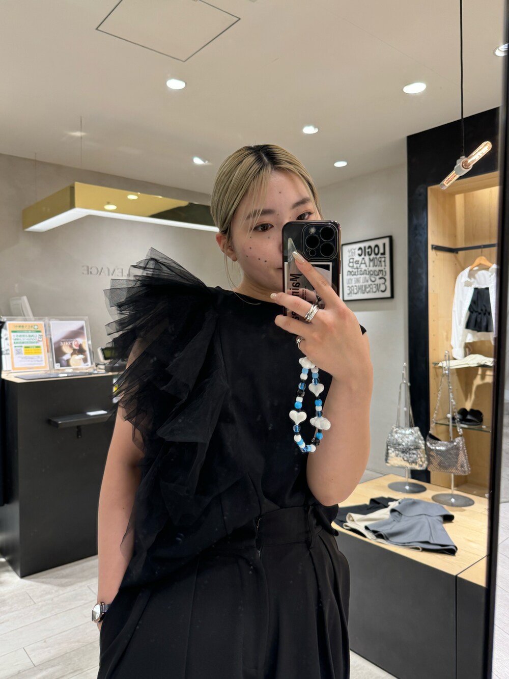 ブラック系のTシャツ/カットソー、ブラック系のその他パンツを着用したレディースの夏コーディネートの2枚目の写真