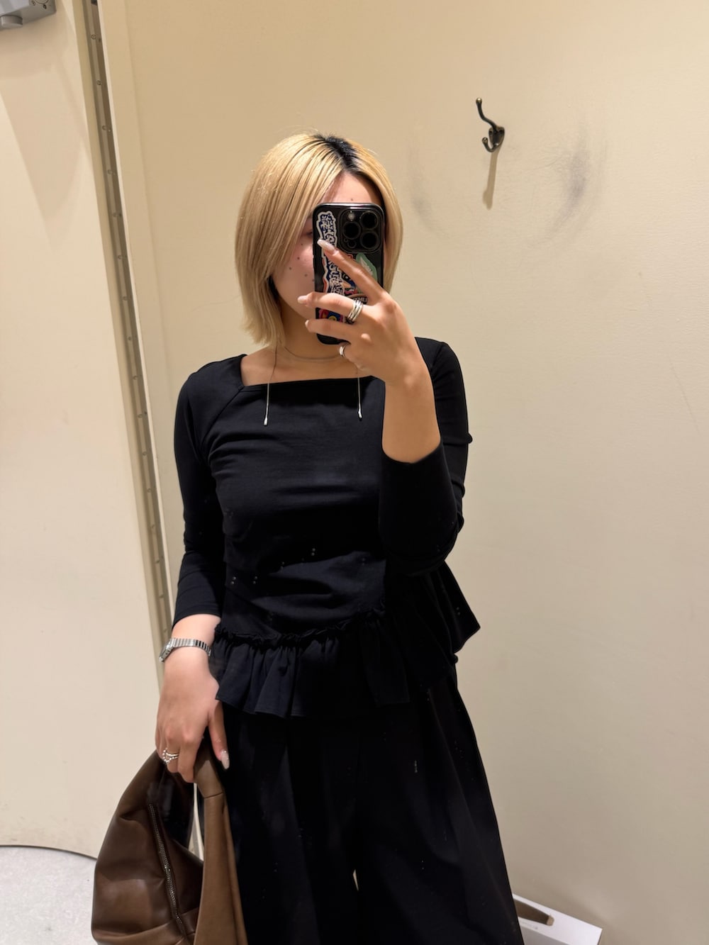 ブラック系のその他パンツ、ブラウン系のトートバッグ、グレー系のTシャツ/カットソーを着用したレディースの夏コーディネートの3枚目の写真
