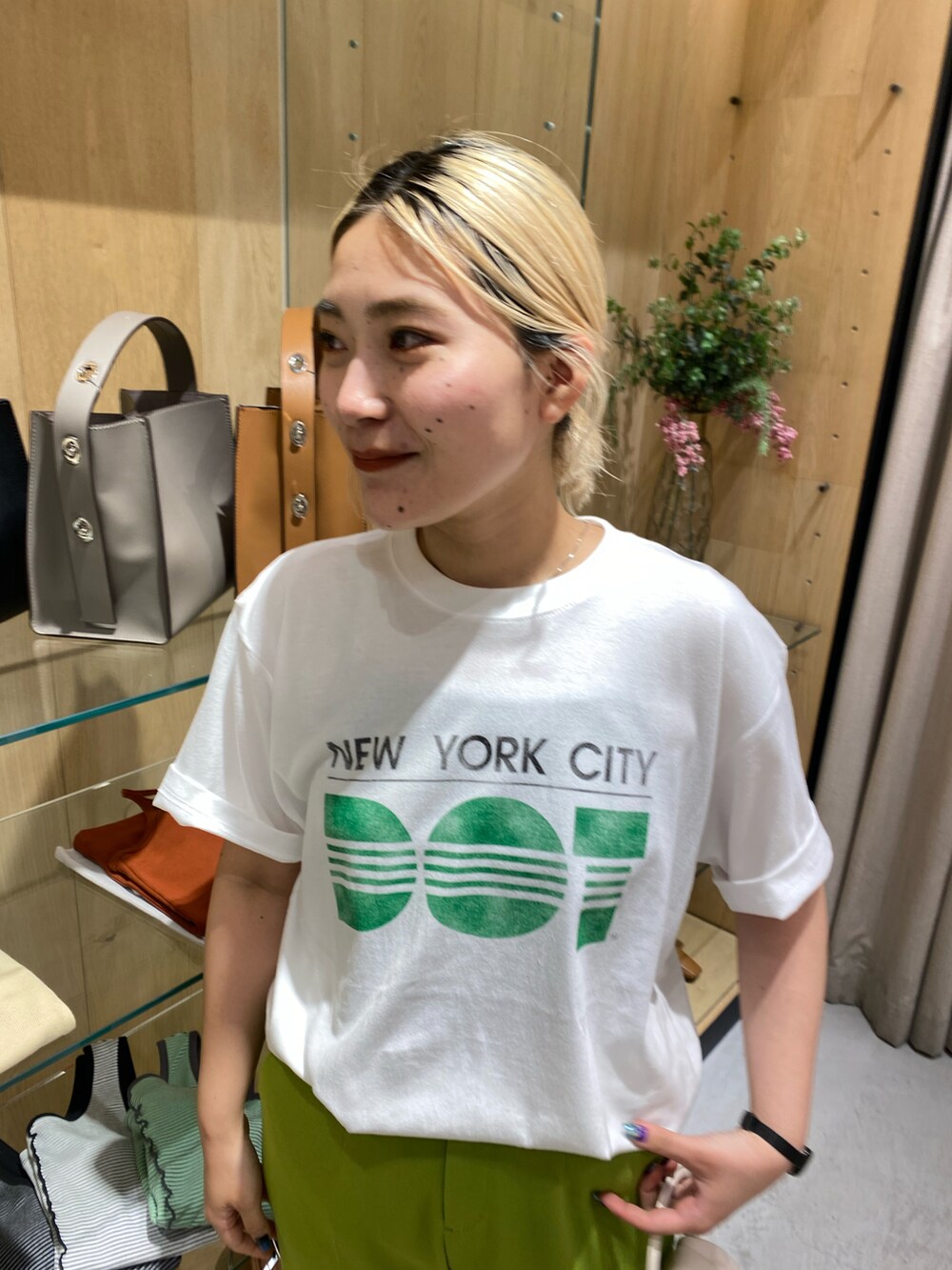 ホワイト系のパンプス、ホワイト系のショルダーバッグ、グリーン系のその他パンツを着用したレディースの夏コーディネートの2枚目の写真
