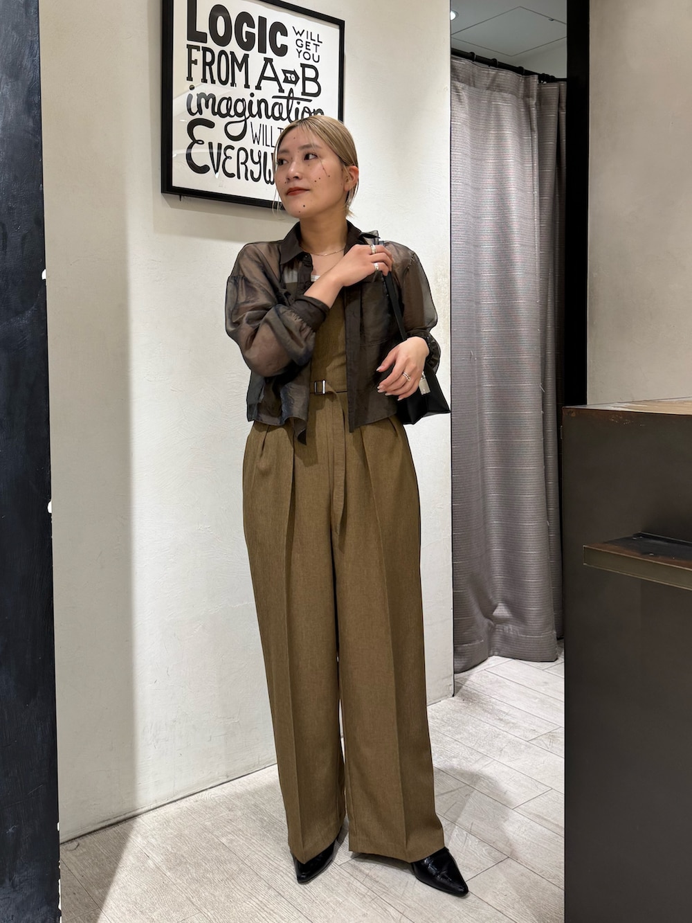 「大人カジュアル、お出かけコーデ、シアートップス、春夏コーデ、シンプルコーデ、シアーシャツ、きれいめカジュアル、休日スタイル、ロンパース、ワントーンコーデ、ラクチンコーデ、30代コーデ、夏コーデ、大人女子、大人コーデ」｜「CAPRICIEUX LE'MAGEのアシメスクエアバッグ（ショルダーバッグ、ブラック系）」を使った、yabu_lemageさん（レディース・162cm）の春コーディネートの2枚目の写真