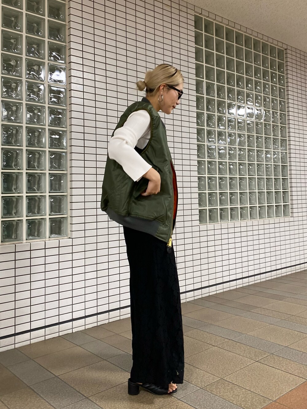 「春コーデ、おでかけコーデ、春先取り、レース、ベスト、レイヤードスタイル、MA-1、メガネ女子、サロペット、リブニット、カーディガン、パンツスタイル、大人コーデ、シンプルスタイル、カジュアルコーデ」|「CAPRICIEUX LE'MAGEのサンダルブーツ(サンダル、ブラック系)」を使った、yabu_lemageさん(レディース・162cm)の冬コーディネートの2枚目の写真