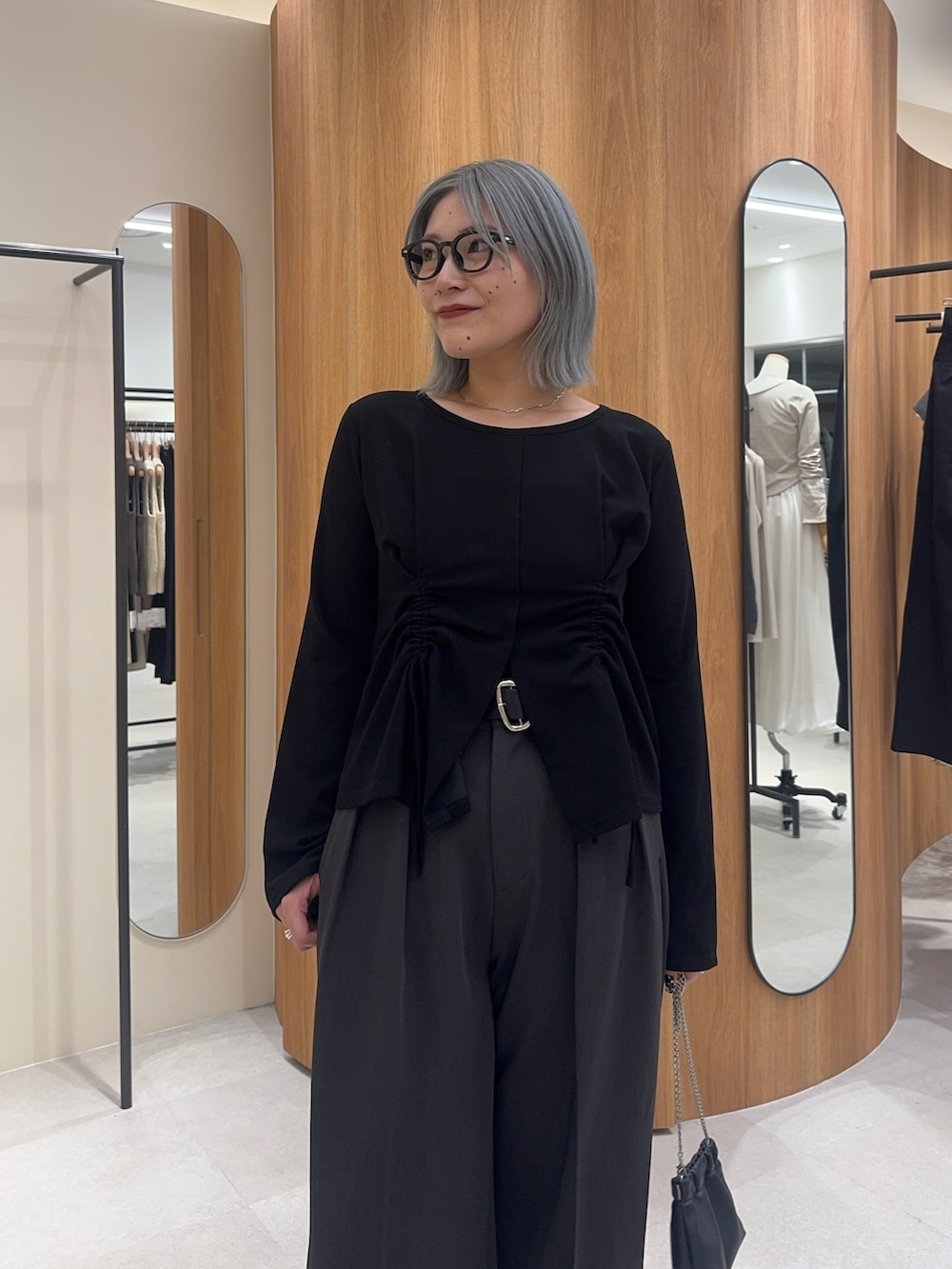 グレー系のその他パンツ、ブラック系のローファー、ブラック系のTシャツ/カットソーを着用したレディースの秋コーディネートの2枚目の写真