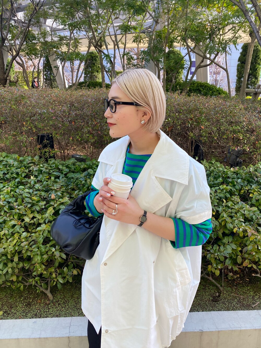 ブラック系のハンドバッグ、ブラック系のサンダル、ブラック系のその他パンツを着用したレディースの春コーディネートの2枚目の写真