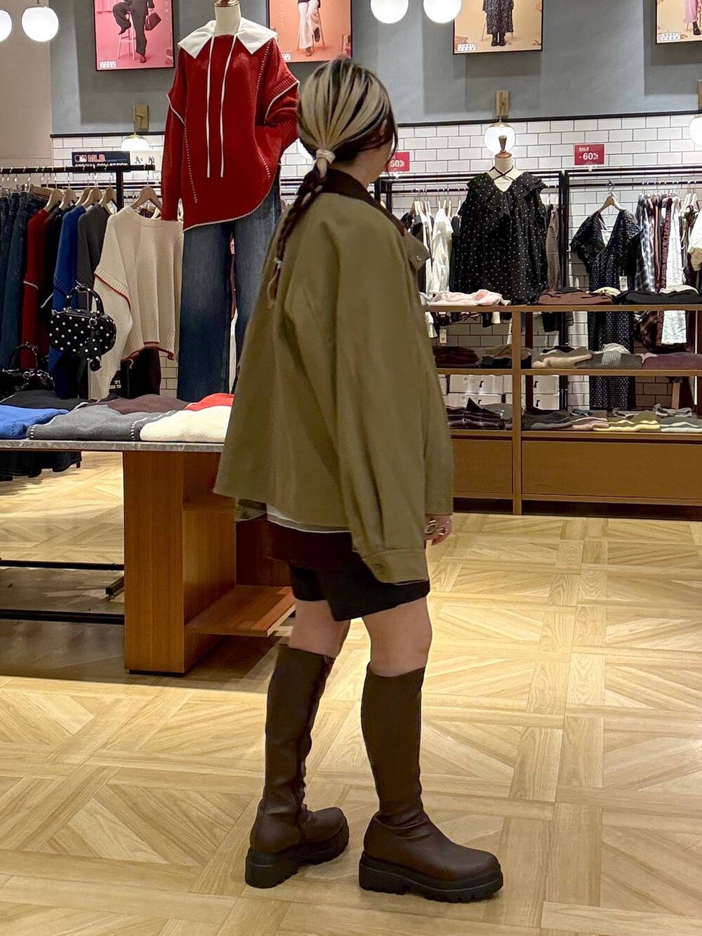 グレー系のその他パンツ、ブラウン系のその他アウター、ブラウン系のニット/セーターを着用したレディースの秋コーディネートの4枚目の写真