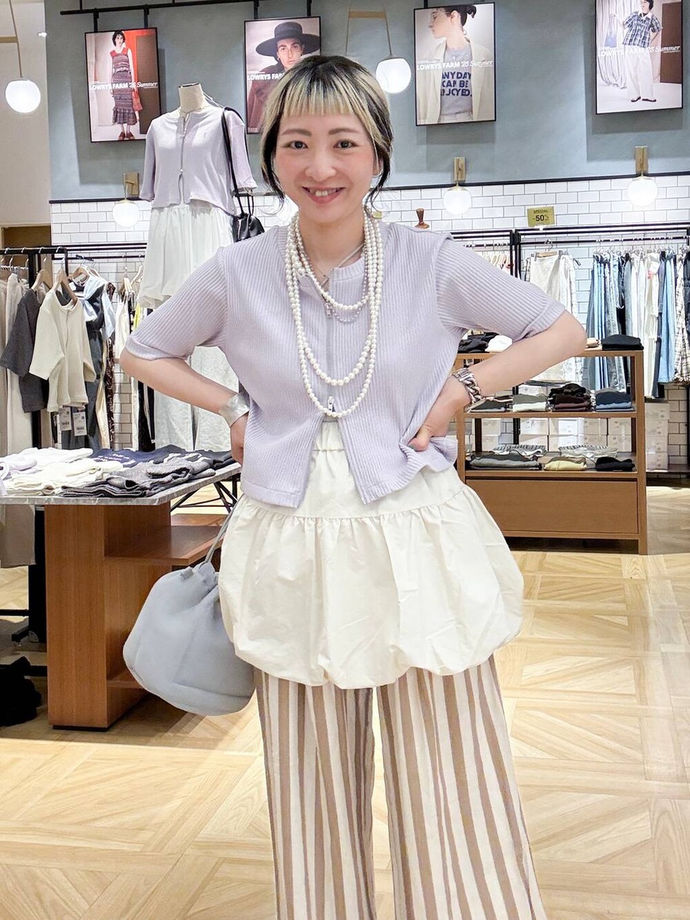 その他のその他パンツ、ベージュ系のキャミソール、グレー系のショルダーバッグを着用したレディースの夏コーディネートの6枚目の写真