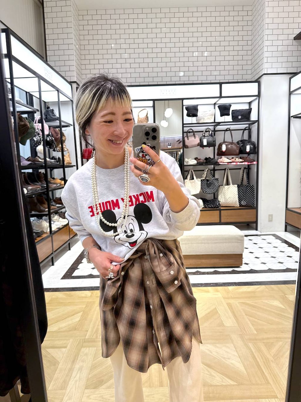 ブラウン系のシャツ/ブラウス、ホワイト系のその他パンツ、ベージュ系のネックレスを着用したレディースの秋コーディネートの2枚目の写真