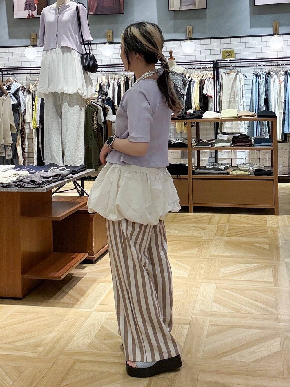 その他のその他パンツ、ベージュ系のキャミソール、グレー系のショルダーバッグを着用したレディースの夏コーディネートの3枚目の写真