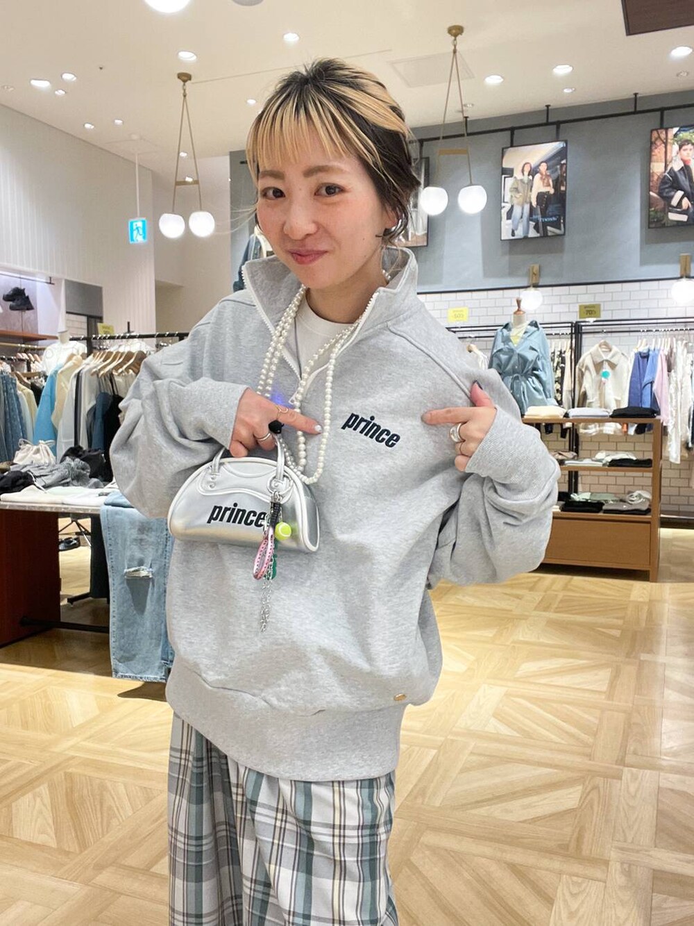 「ママコーデ、ローリーズスタイル_LOWRYS FARM、骨格ストレート、低身長、LOWRYS FARM」｜「LOWRYS FARMのパールタレンネックレス　249411（ネックレス、ベージュ系）」を使った、MIKUさん（レディース・150cm）の冬コーディネートの2枚目の写真