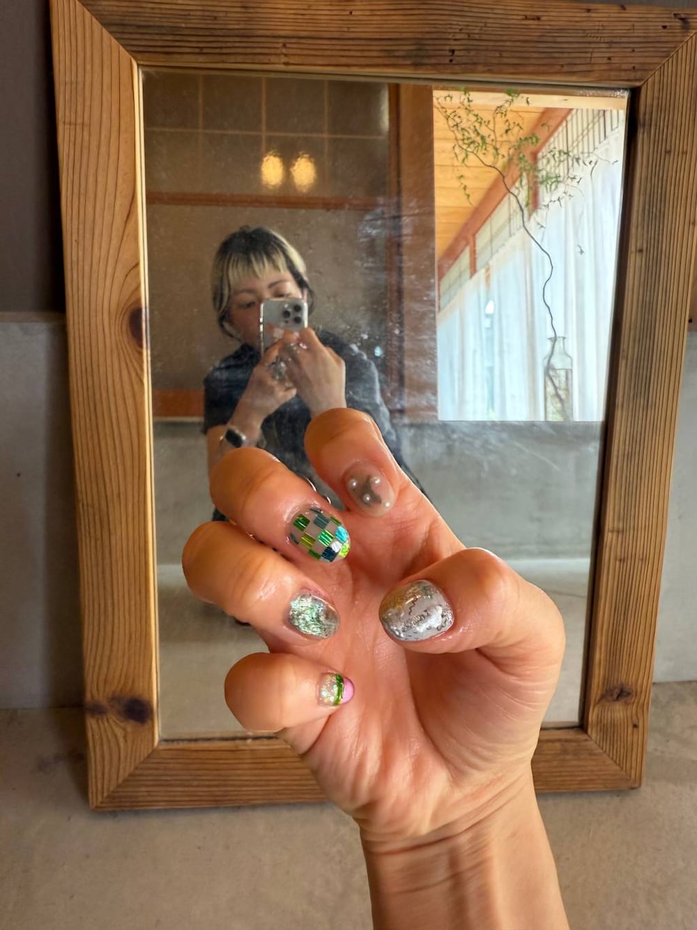 グレー系のTシャツ/カットソー、その他のリング、グレー系のリングを着用したレディースの夏コーディネートの2枚目の写真