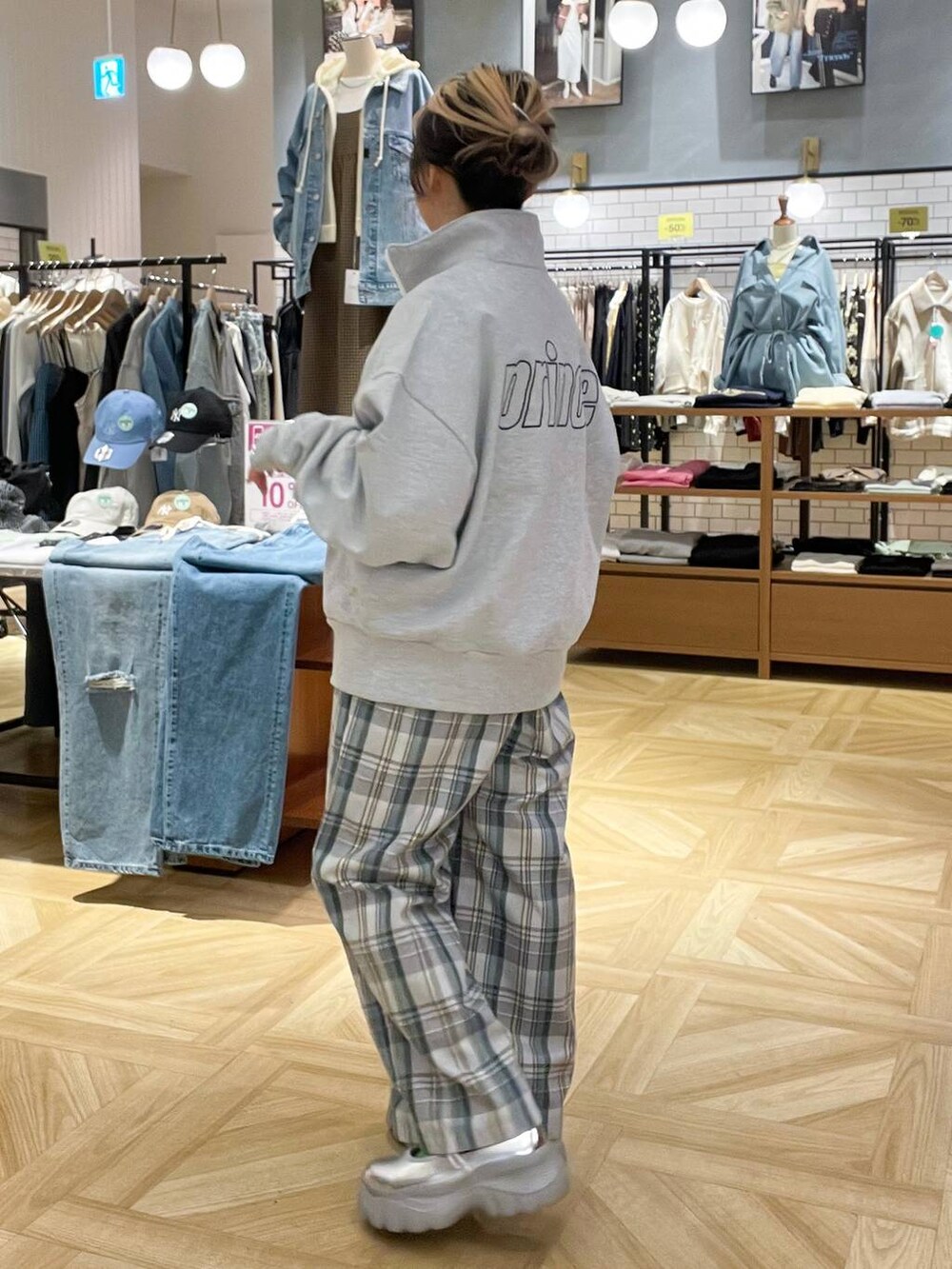 「ママコーデ、ローリーズスタイル_LOWRYS FARM、骨格ストレート、低身長、LOWRYS FARM」｜「LOWRYS FARMのパールタレンネックレス　249411（ネックレス、ベージュ系）」を使った、MIKUさん（レディース・150cm）の冬コーディネートの3枚目の写真