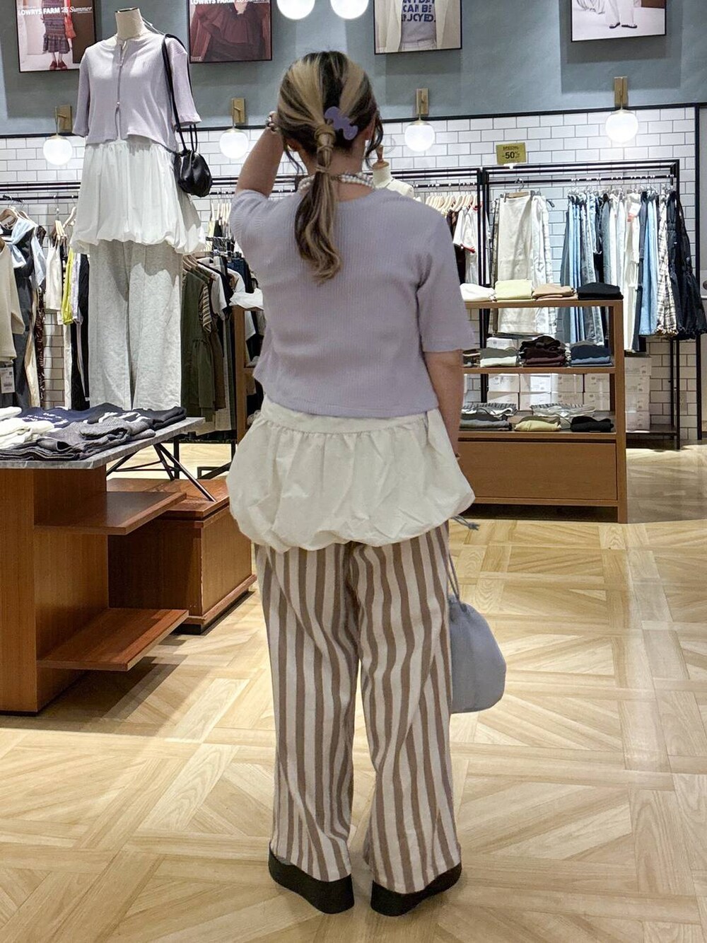 その他のその他パンツ、ベージュ系のキャミソール、グレー系のショルダーバッグを着用したレディースの夏コーディネートの5枚目の写真