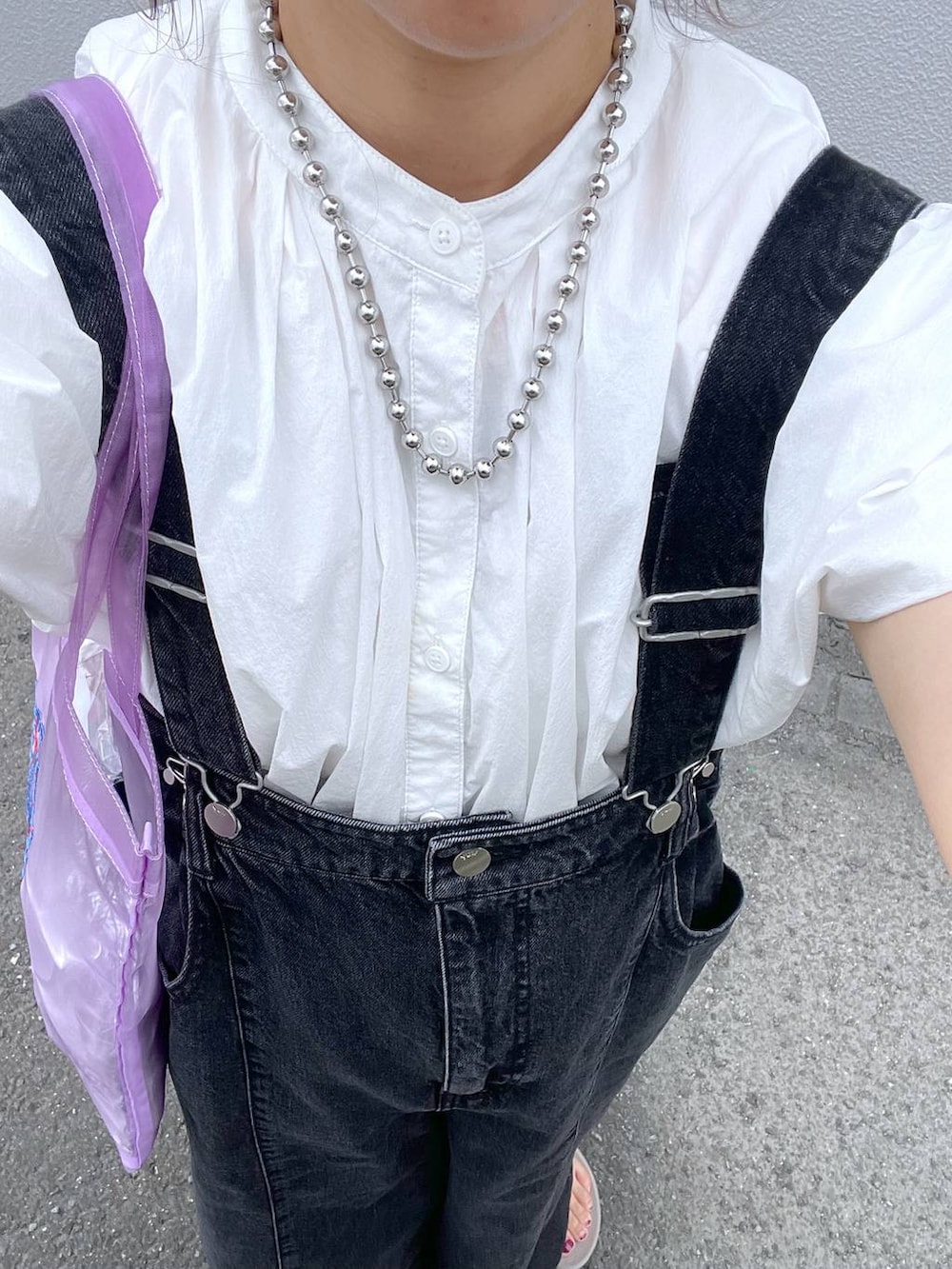 ピンク系のトートバッグ、ベージュ系のサンダル、グレー系のデニムパンツを着用したレディースの夏コーディネートの2枚目の写真