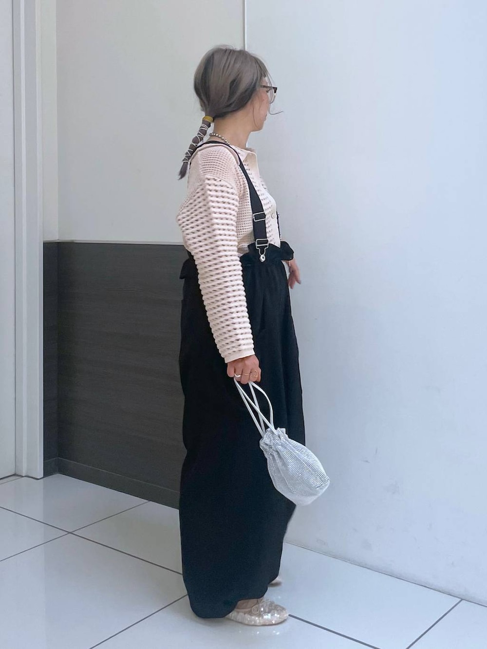 ブラック系のワンピース、ホワイト系のバレエシューズ、シルバー系のショルダーバッグを着用したレディースの秋コーディネートの2枚目の写真