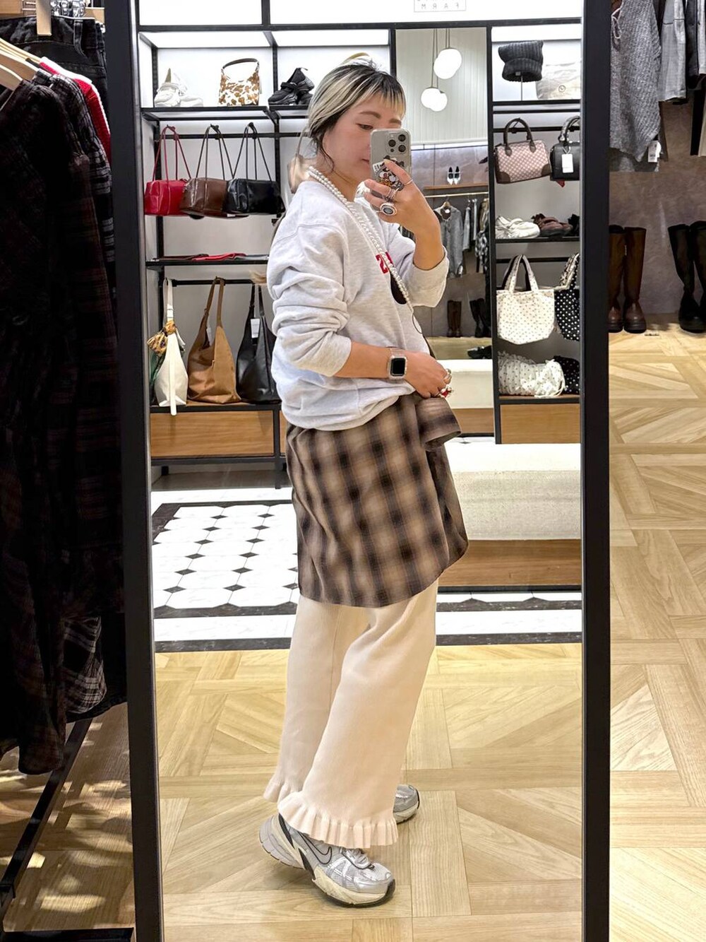 ブラウン系のシャツ/ブラウス、ホワイト系のその他パンツ、ベージュ系のネックレスを着用したレディースの秋コーディネートの3枚目の写真