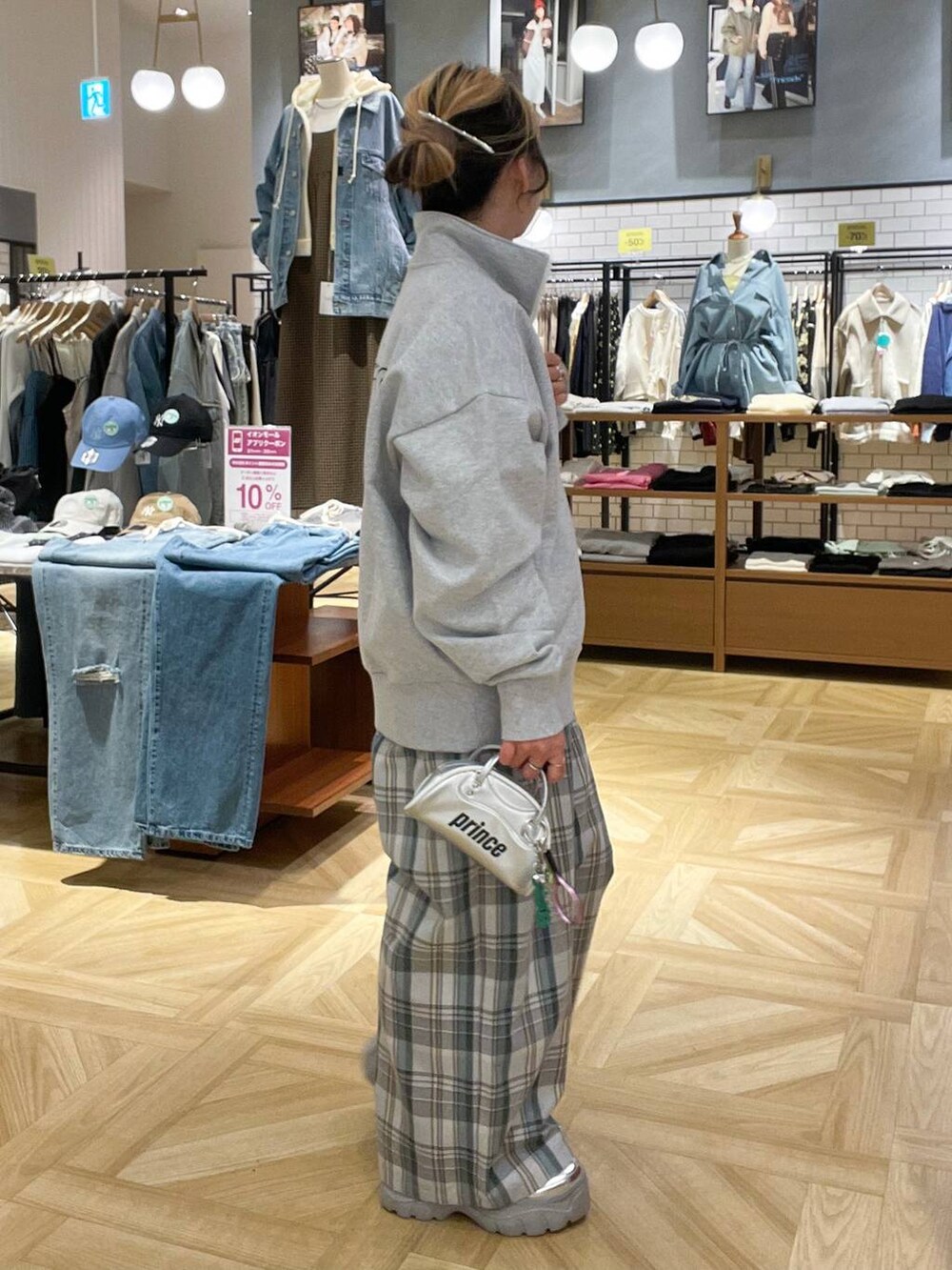 「ママコーデ、ローリーズスタイル_LOWRYS FARM、骨格ストレート、低身長、LOWRYS FARM」｜「LOWRYS FARMのパールタレンネックレス　249411（ネックレス、ベージュ系）」を使った、MIKUさん（レディース・150cm）の冬コーディネートの5枚目の写真