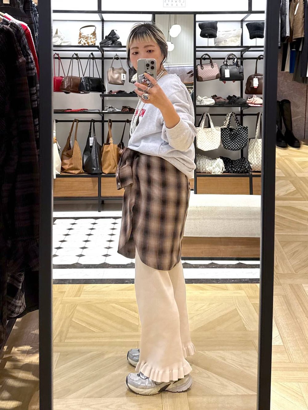 ブラウン系のシャツ/ブラウス、ホワイト系のその他パンツ、ベージュ系のネックレスを着用したレディースの秋コーディネートの4枚目の写真