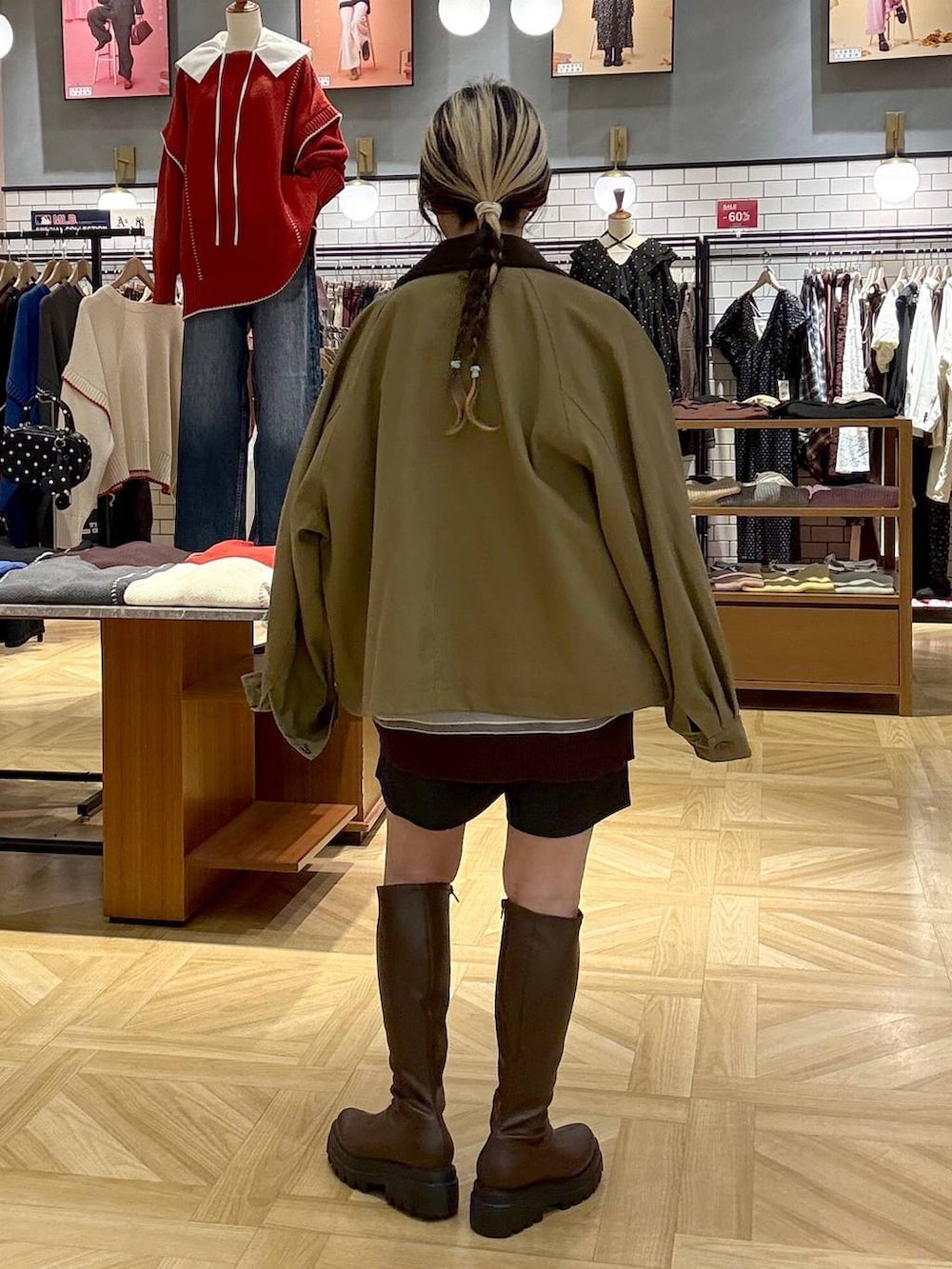 グレー系のその他パンツ、ブラウン系のその他アウター、ブラウン系のニット/セーターを着用したレディースの秋コーディネートの5枚目の写真