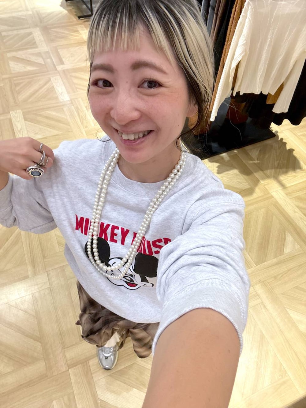 ブラウン系のシャツ/ブラウス、ホワイト系のその他パンツ、ベージュ系のネックレスを着用したレディースの秋コーディネートの5枚目の写真