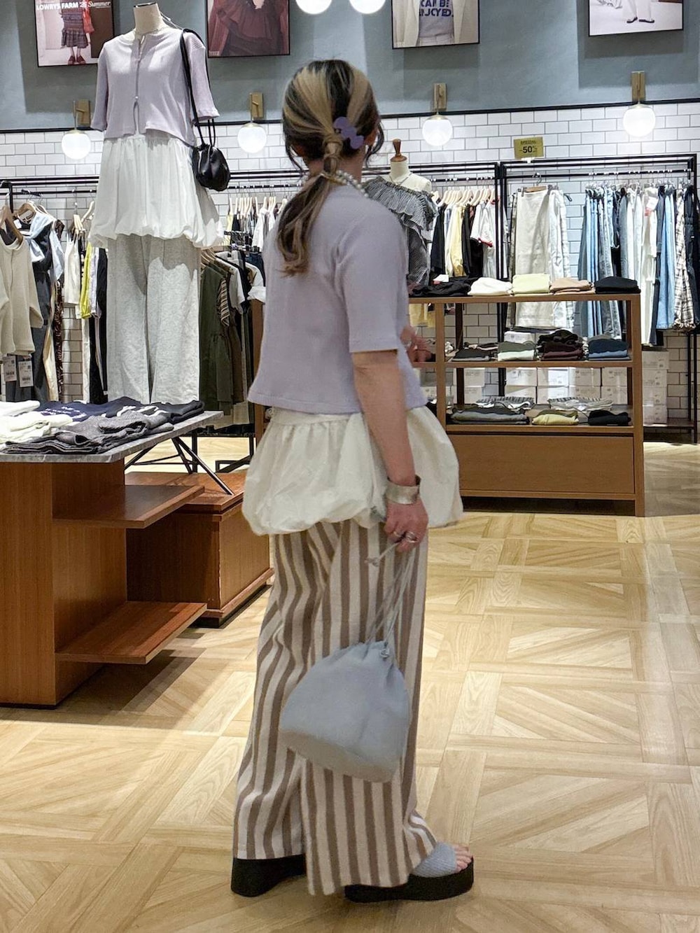 その他のその他パンツ、ベージュ系のキャミソール、グレー系のショルダーバッグを着用したレディースの夏コーディネートの4枚目の写真