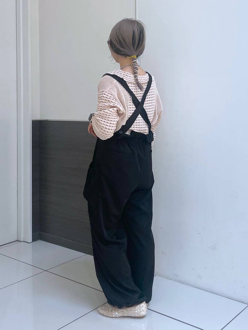 ブラック系のワンピース、ホワイト系のバレエシューズ、シルバー系のショルダーバッグを着用したレディースの秋コーディネートの3枚目の写真