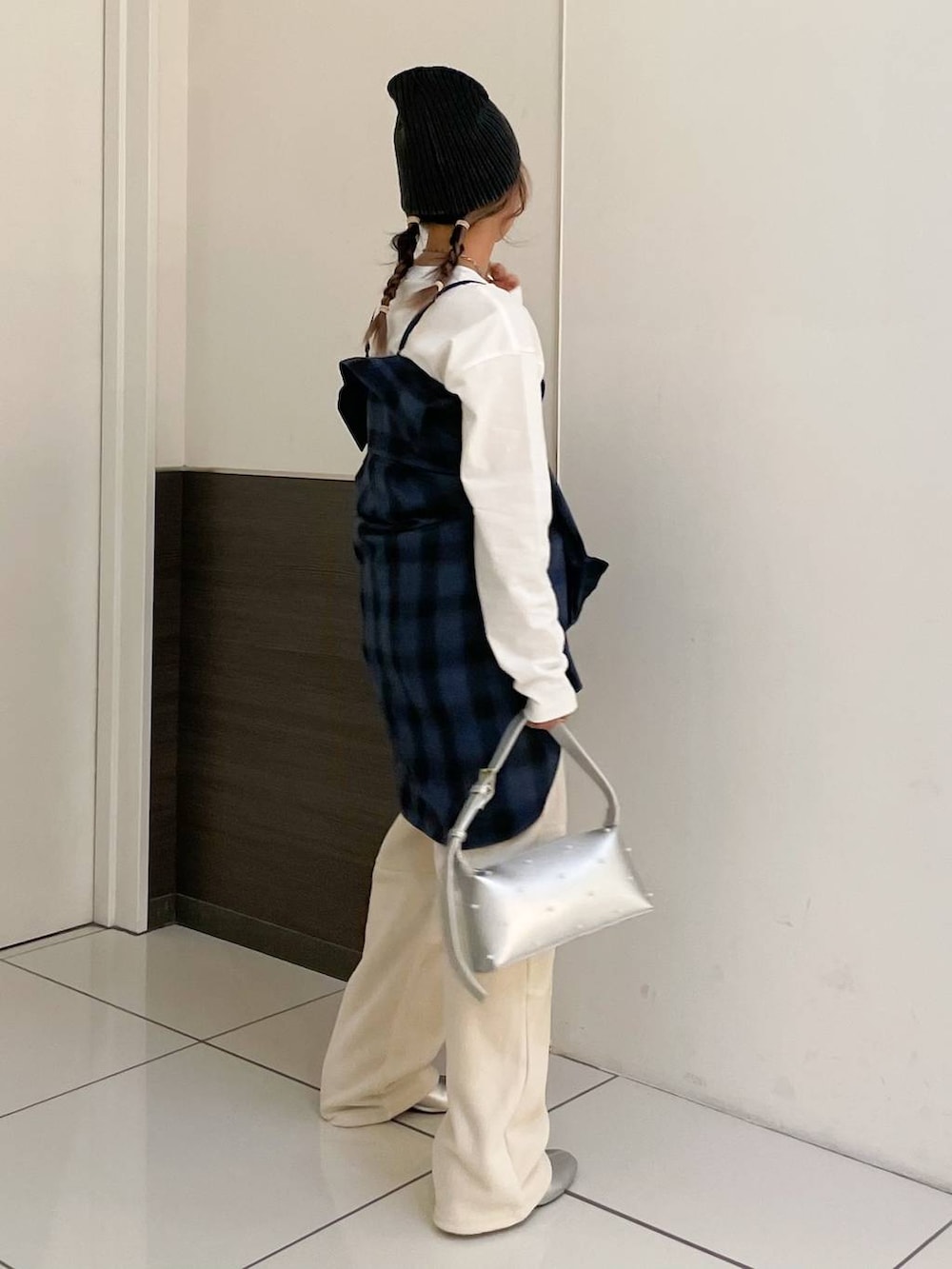 ホワイト系のTシャツ/カットソー、ホワイト系のその他パンツ、シルバー系のブーツを着用したレディースの秋コーディネートの3枚目の写真