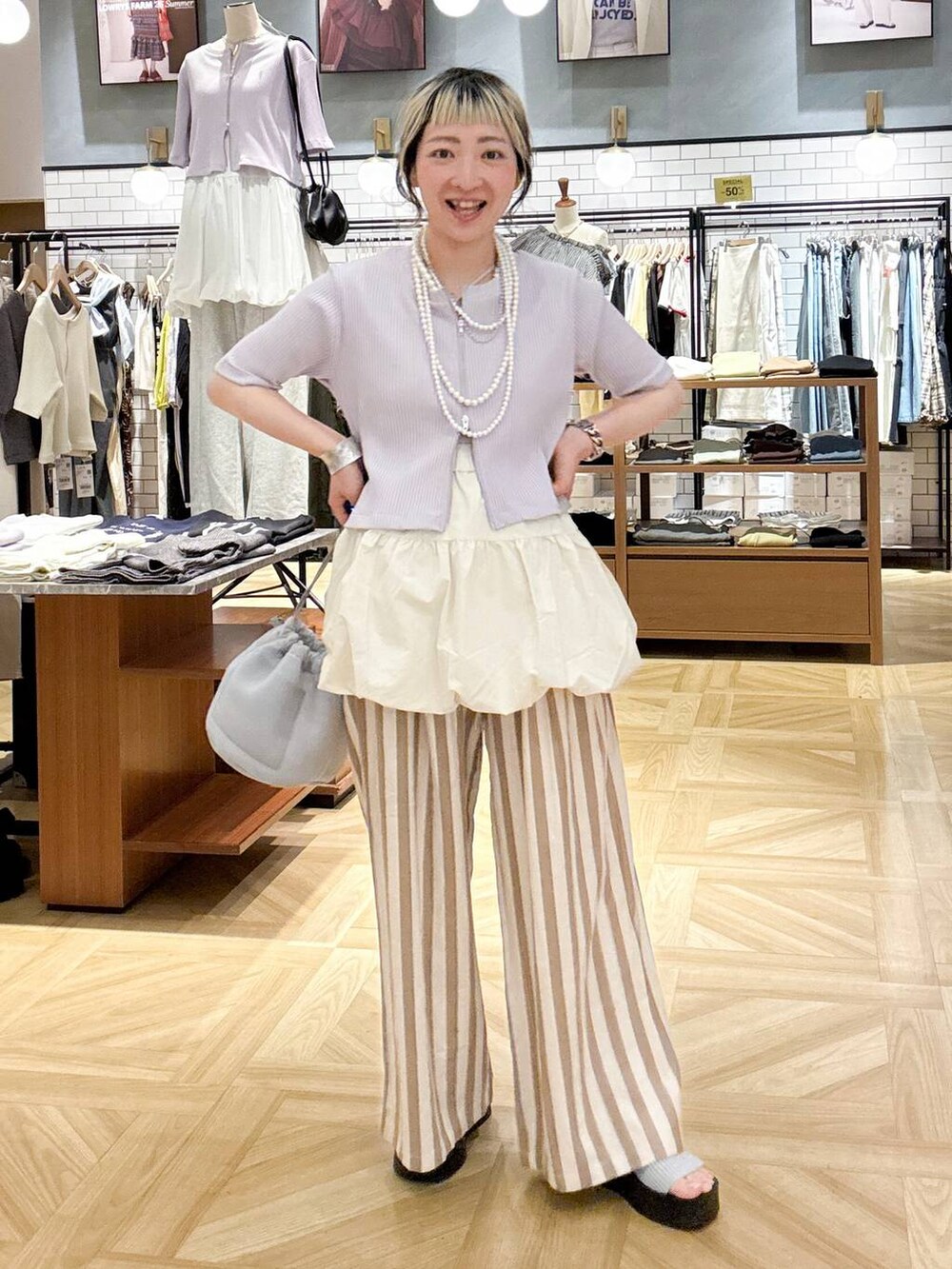 その他のその他パンツ、ベージュ系のキャミソール、グレー系のショルダーバッグを着用したレディースの夏コーディネートの2枚目の写真