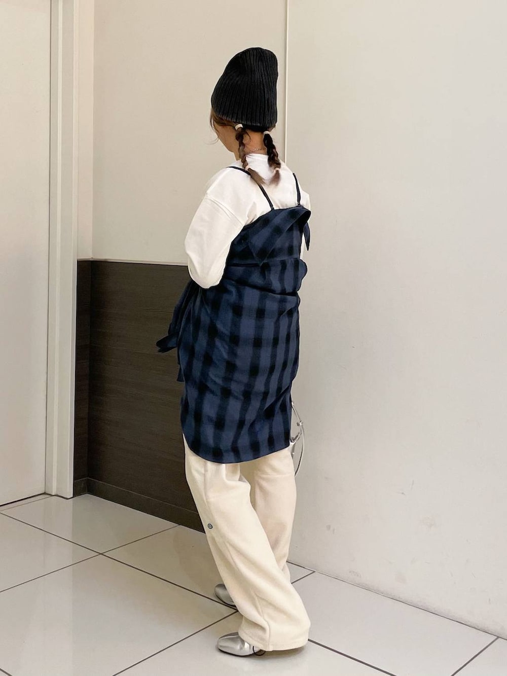 ホワイト系のTシャツ/カットソー、ホワイト系のその他パンツ、シルバー系のブーツを着用したレディースの秋コーディネートの2枚目の写真