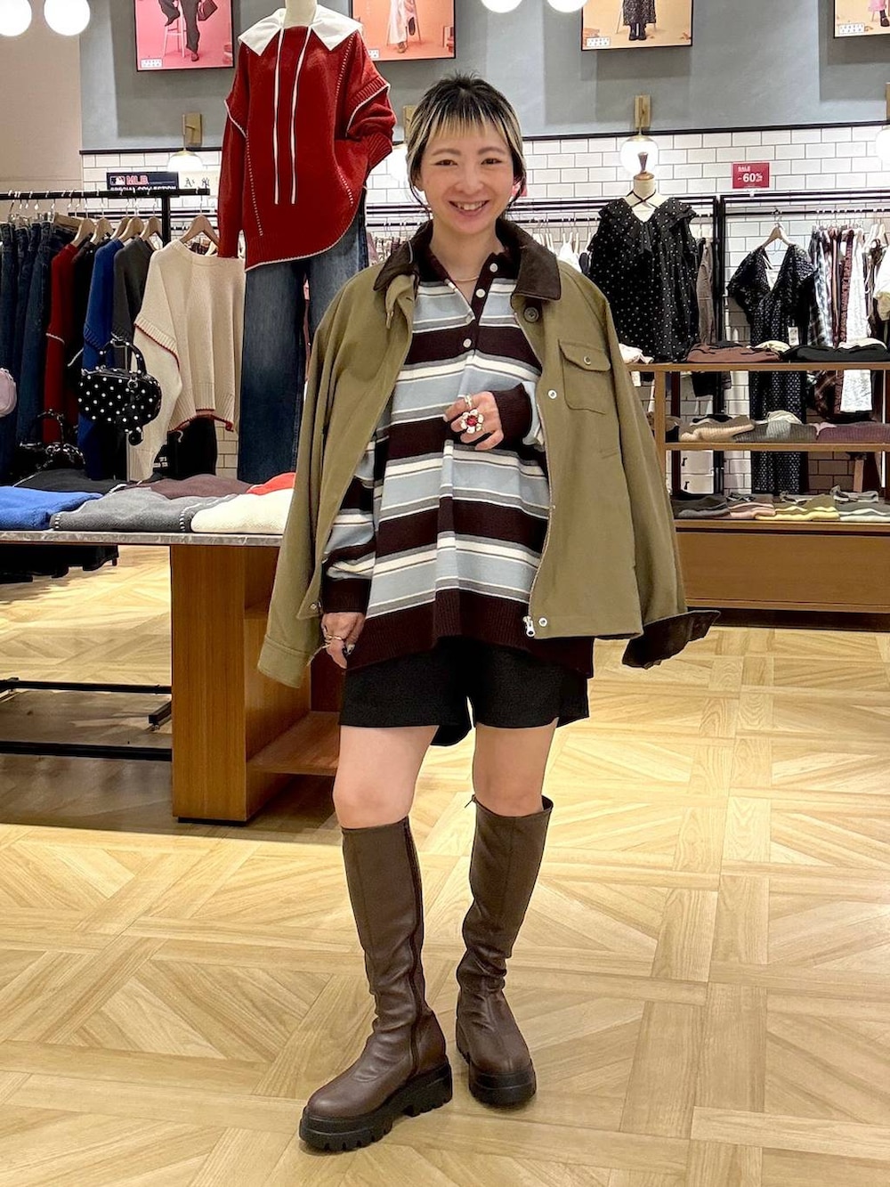 グレー系のその他パンツ、ブラウン系のその他アウター、ブラウン系のニット/セーターを着用したレディースの秋コーディネートの2枚目の写真