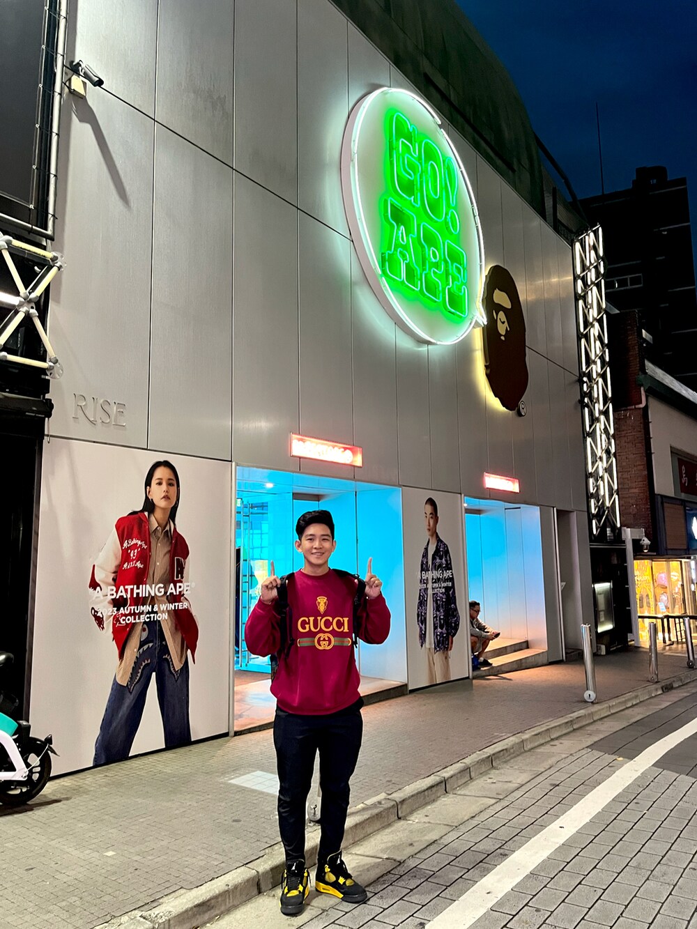 「GUCCI、supreme、NIKE、Jordan」｜「NIKEのアイテム（チノパンツ、ブラック系）」を使った、Yen さん（メンズ・172cm）の冬コーディネートの2枚目の写真