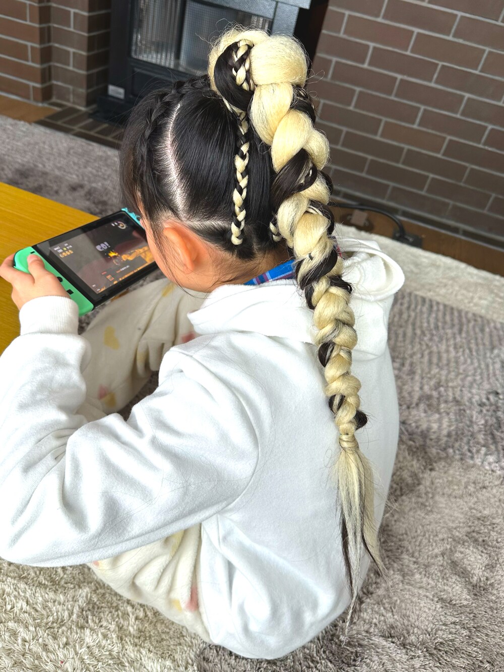 ブルー系のシャツ/ブラウスを着用したキッズの冬コーディネートの2枚目の写真