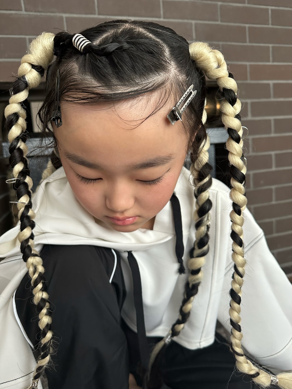 ゴールド系のウィッグを着用したキッズの春コーディネートの2枚目の写真