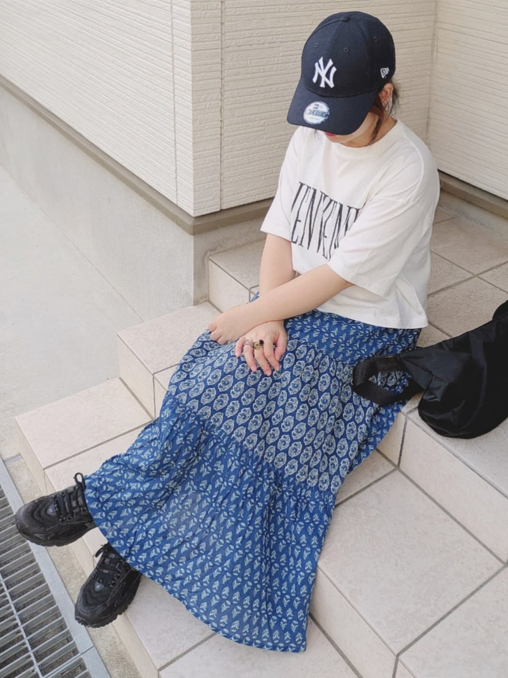 「夏ルックで気分アップ、白Tシャツ、ロゴT、ロングスカート、ティアードスカート、omnes、PR、キャップ、スニーカー、低身長、低身長コーデ、夏コーデ、シンプルコーデ、ママコーデ、大人カジュアル」｜「OMNESのコットンボイル総柄切り替えティアードスカート（スカート、ブルー系）」を使った、yakkoさん（骨格ストレート・レディース・152cm）の夏コーディネートの2枚目の写真