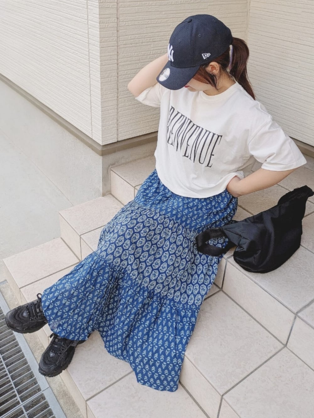 「夏ルックで気分アップ、白Tシャツ、ロゴT、ロングスカート、ティアードスカート、omnes、PR、キャップ、スニーカー、低身長、低身長コーデ、夏コーデ、シンプルコーデ、ママコーデ、大人カジュアル」｜「OMNESのコットンボイル総柄切り替えティアードスカート（スカート、ブルー系）」を使った、yakkoさん（骨格ストレート・レディース・152cm）の夏コーディネートの3枚目の写真
