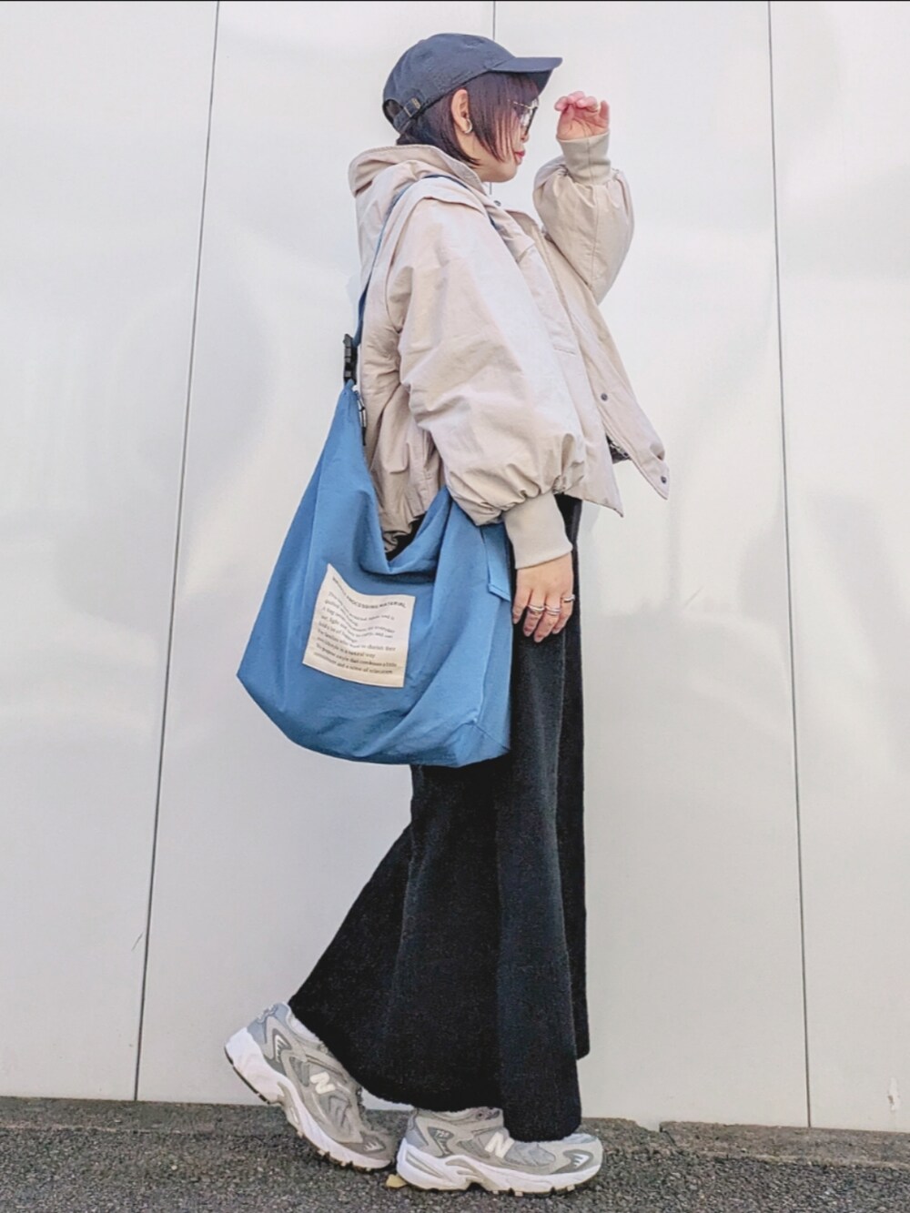 「GeeRA、ジーラ、ニットワンピース、ワンピース、新星WEARISTAにエントリー、ゆるコーデ、大人カジュアル、キャップ、ショルダーバッグ、スニーカー、New Balance、秋冬コーデ、メガネ女子、シンプルコーデ、低身長」｜「GeeRAのゆるシルエットニットマキシワンピース（ワンピース、ブラック系）」を使った、yakkoさん（レディース・152cm）の冬コーディネートの2枚目の写真