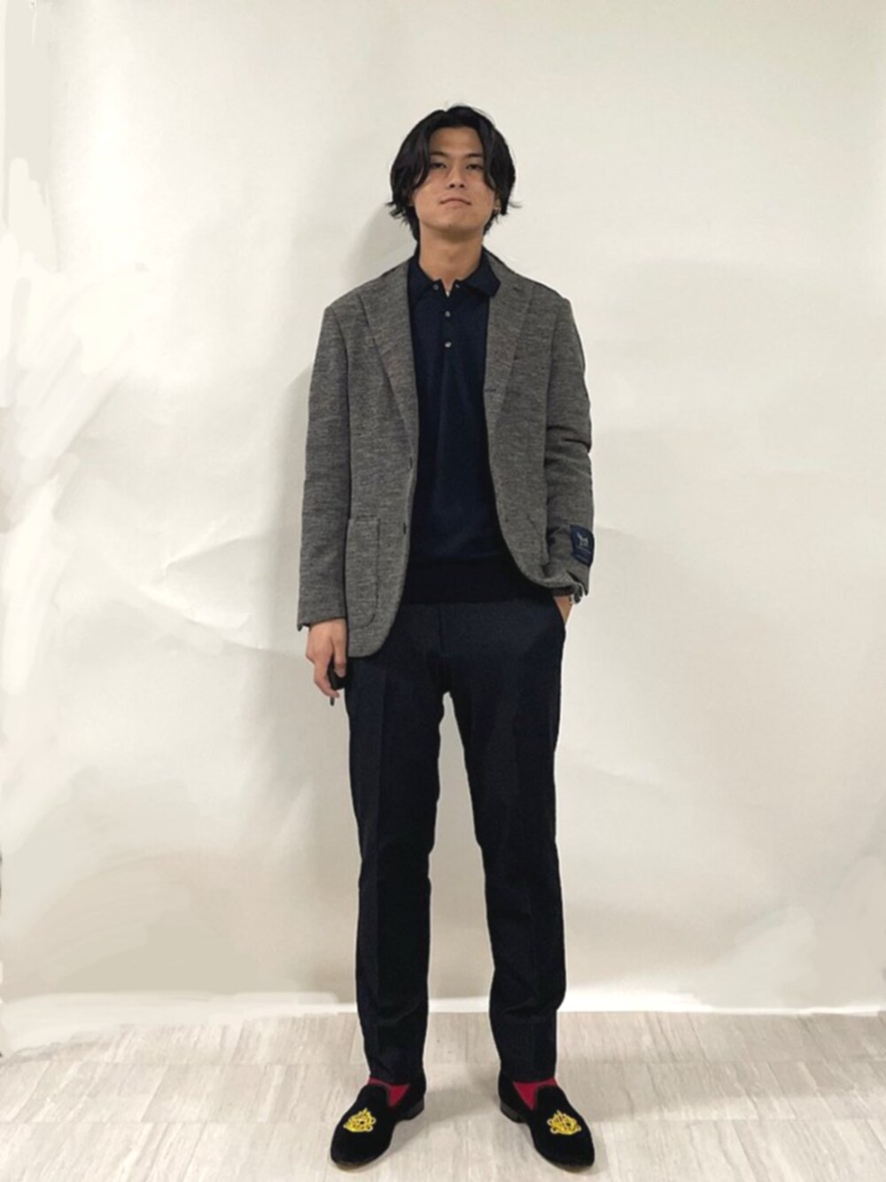 グレー系のテーラードジャケット、グレー系のその他パンツを着用したメンズの秋コーディネートの2枚目の写真