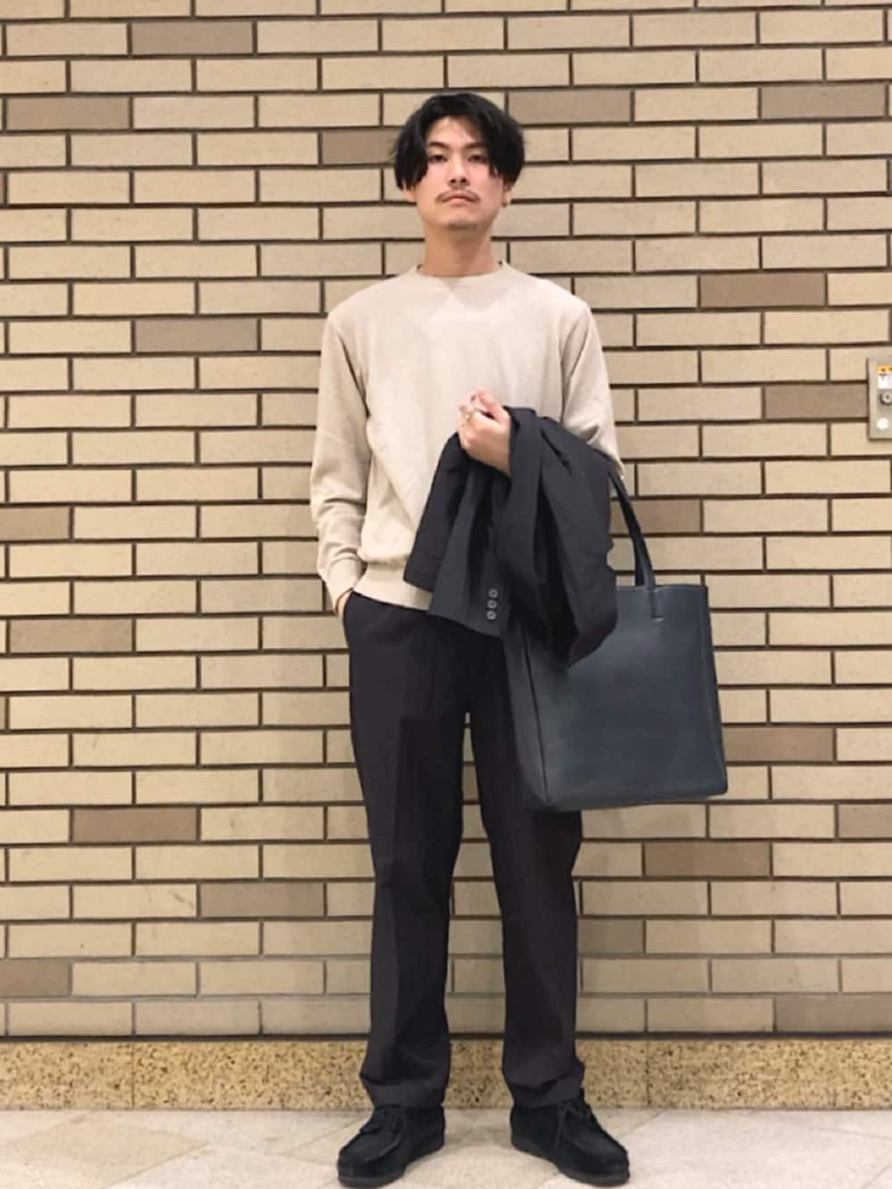 ブラック系のモカシン/デッキシューズ、ブルー系のトートバッグ、ブラック系のテーラードジャケットを着用したメンズの春コーディネートの2枚目の写真