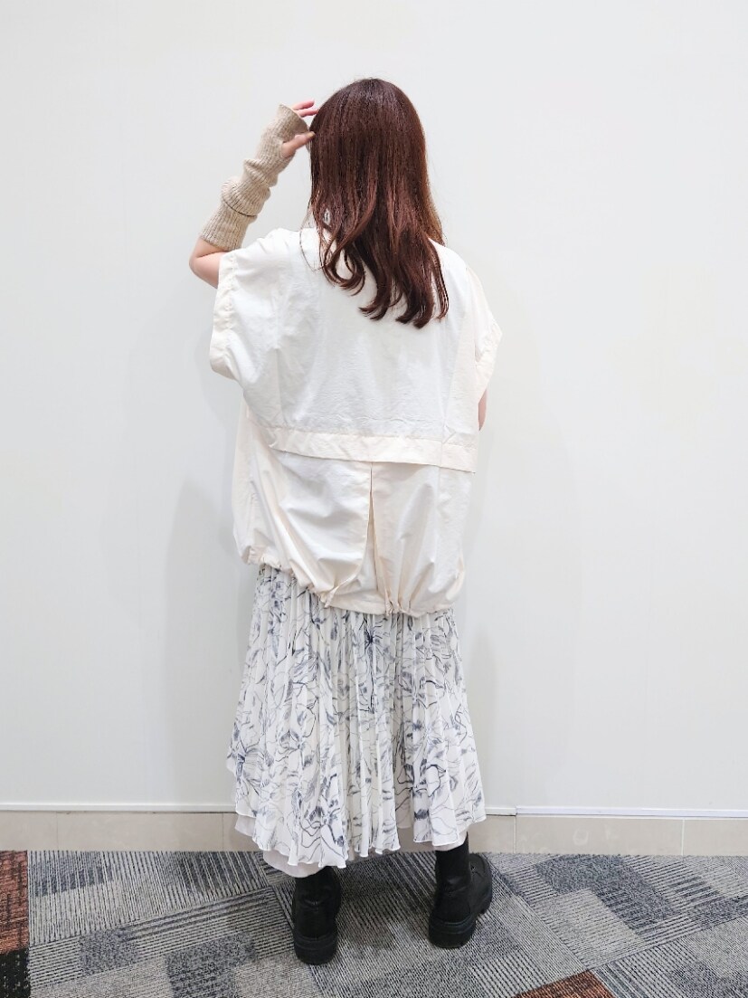 ブラック系のタンクトップ、ホワイト系のブルゾン、ブラック系のショルダーバッグを着用したレディースの秋コーディネートの3枚目の写真