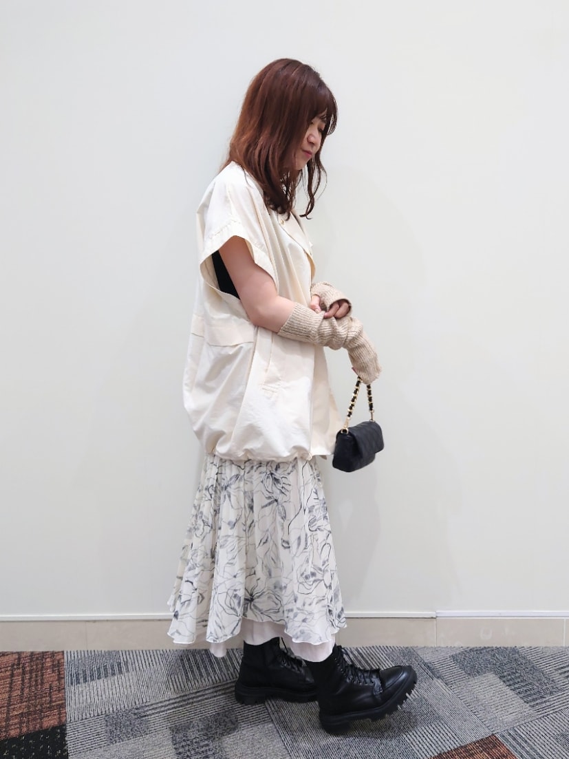 ブラック系のタンクトップ、ホワイト系のブルゾン、ブラック系のショルダーバッグを着用したレディースの秋コーディネートの2枚目の写真