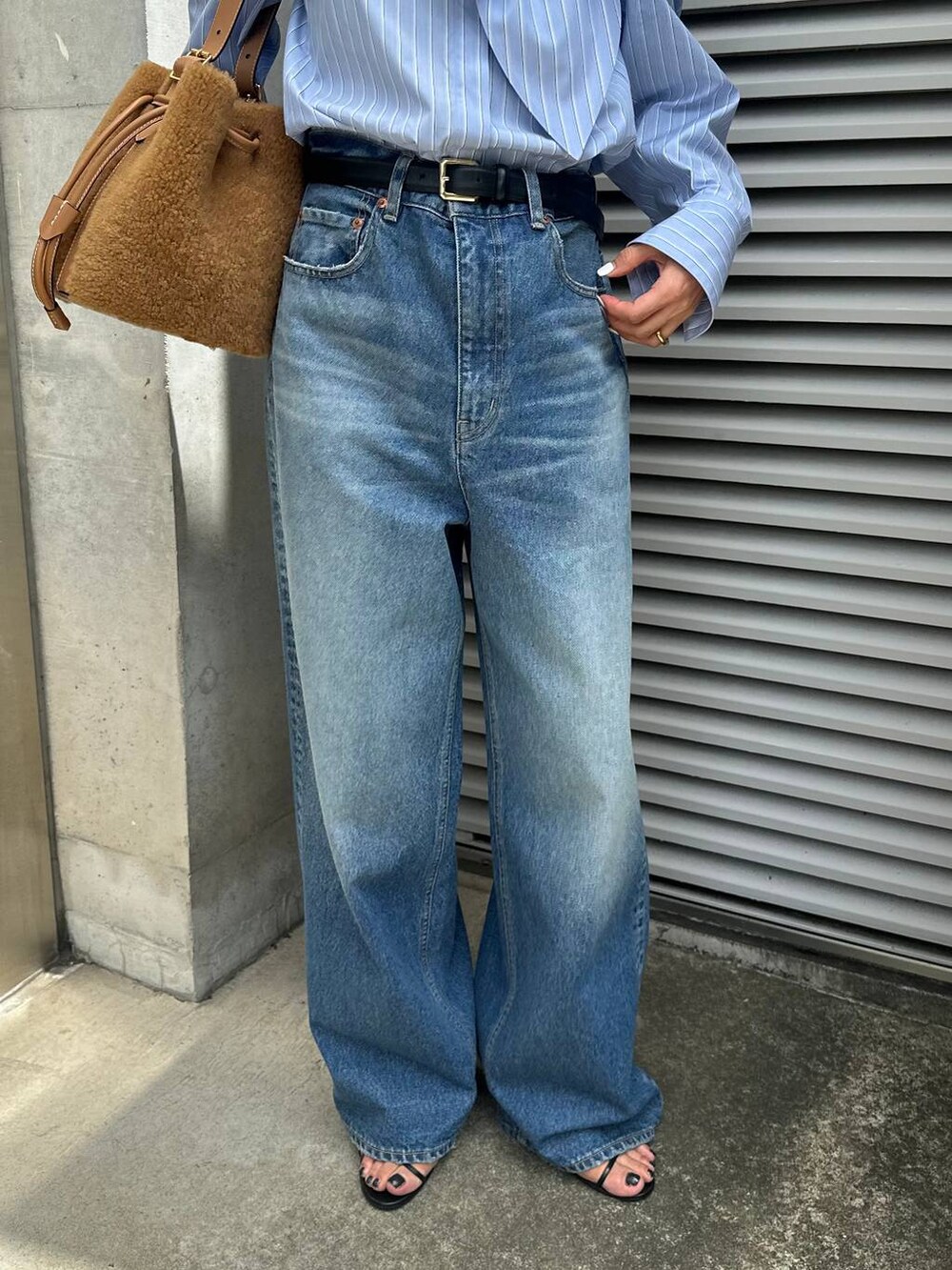 ブルー系のデニムパンツ、その他のシャツ/ブラウス、ブラック系のベルトを着用したレディースの夏コーディネートの9枚目の写真