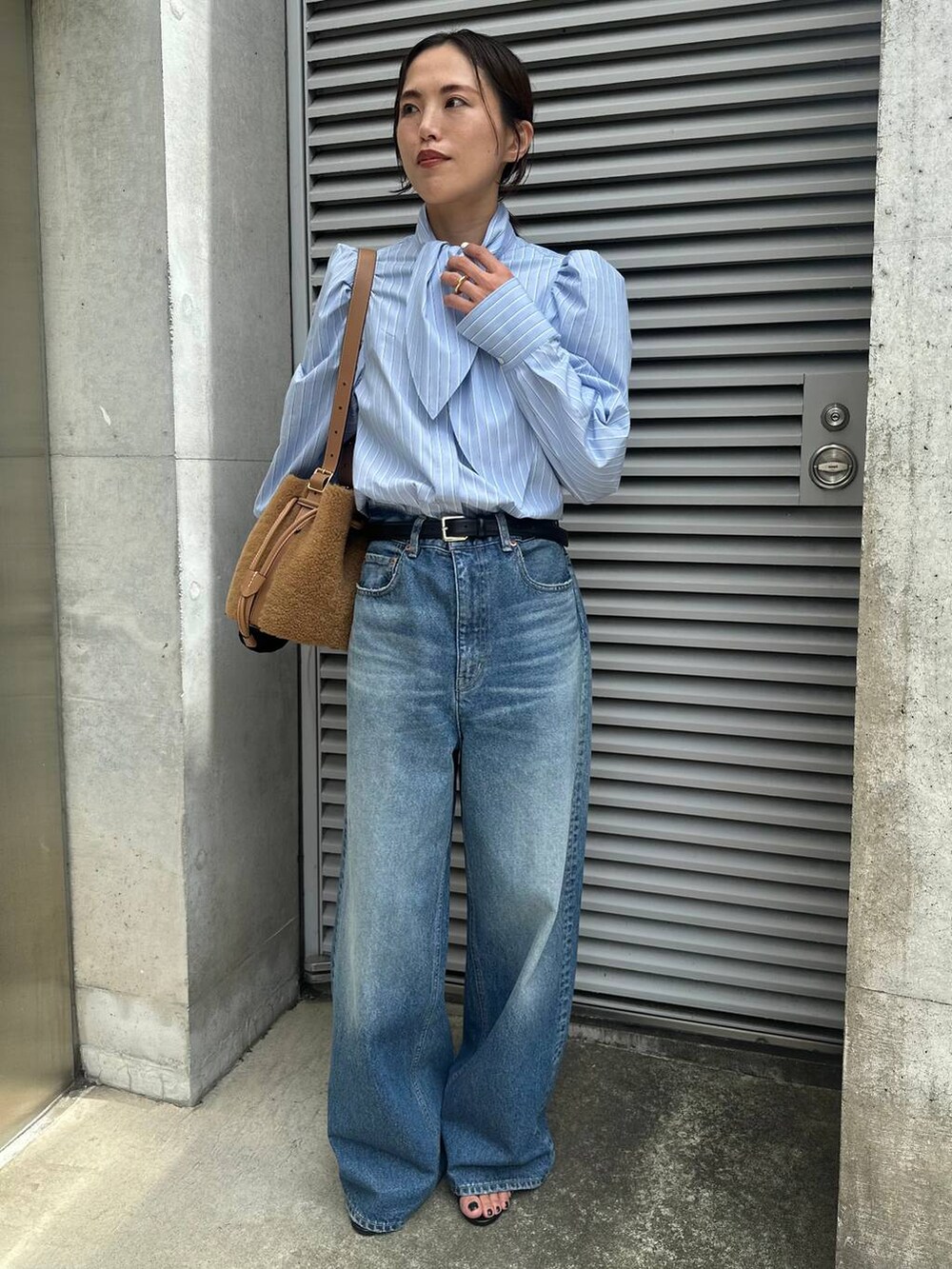 ブルー系のデニムパンツ、その他のシャツ/ブラウス、ブラック系のベルトを着用したレディースの夏コーディネートの2枚目の写真