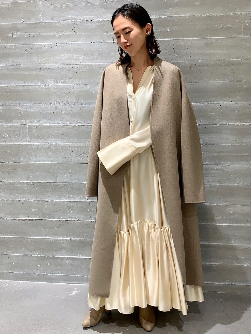 「カオス、大人女子、冬コーデ、大人ガーリー、ワンピース、きれいめカジュアル、シルク、ロングコート、ワントーンコーデ、冬、ロングワンピース、キレイめ」｜「Chaosのシルクオードリーワンピース（ドレス、ホワイト系）」を使った、chaos_asaさん（レディース・162cm）の秋コーディネートの2枚目の写真