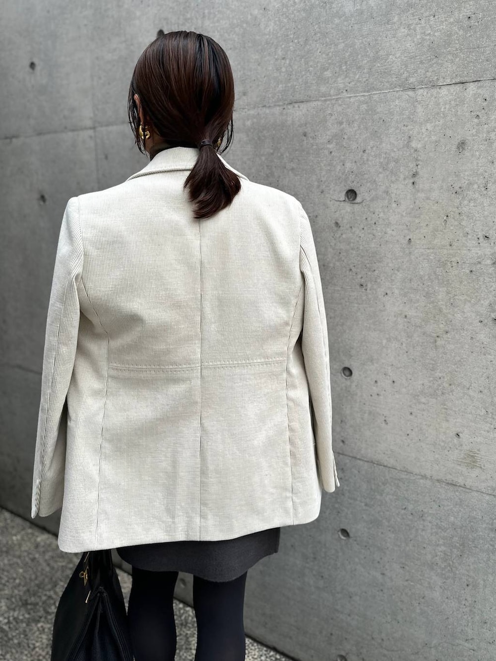 ホワイト系のシャツ/ブラウス、ベージュ系のニット/セーター、グレー系のスカートを着用したレディースの秋コーディネートの8枚目の写真
