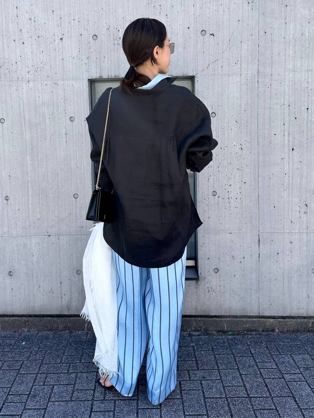 「Chaos、シャツ、パンツ、春コーデ、レイヤードスタイル、モード、フェミニン、ベーシック/シンプル」｜「ChaosのChaos(カオス)/レタードネックレス　ゴールド（ネックレス、ゴールド系）」を使った、chaos_asaさん（レディース・162cm）の春コーディネートの5枚目の写真