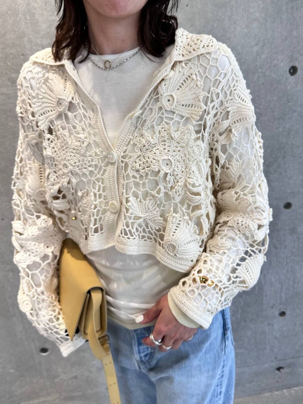 ブルー系のデニムパンツ、ホワイト系のTシャツ/カットソー、ホワイト系のその他パンツを着用したレディースの冬コーディネートの4枚目の写真