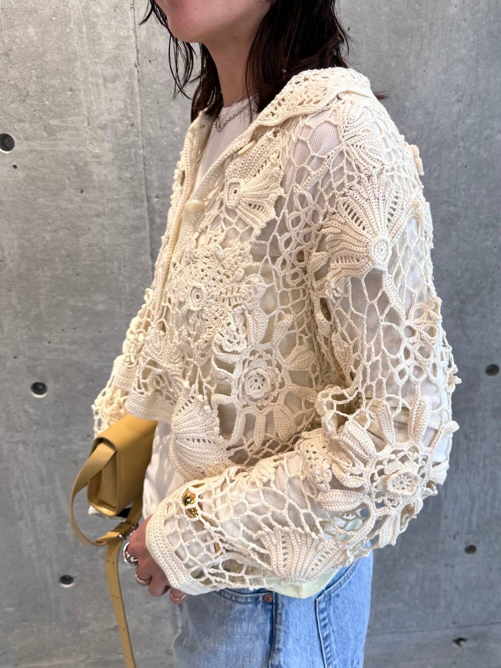 ブルー系のデニムパンツ、ホワイト系のTシャツ/カットソー、ホワイト系のその他パンツを着用したレディースの冬コーディネートの6枚目の写真